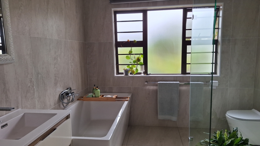 6 Bedroom Property for Sale in Gonubie Eastern Cape